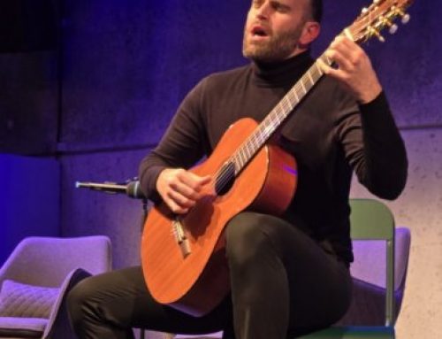 Tenor Claudio Zazzaro singt beim Dezembertreff für die Theaterfreunde Augsburg
